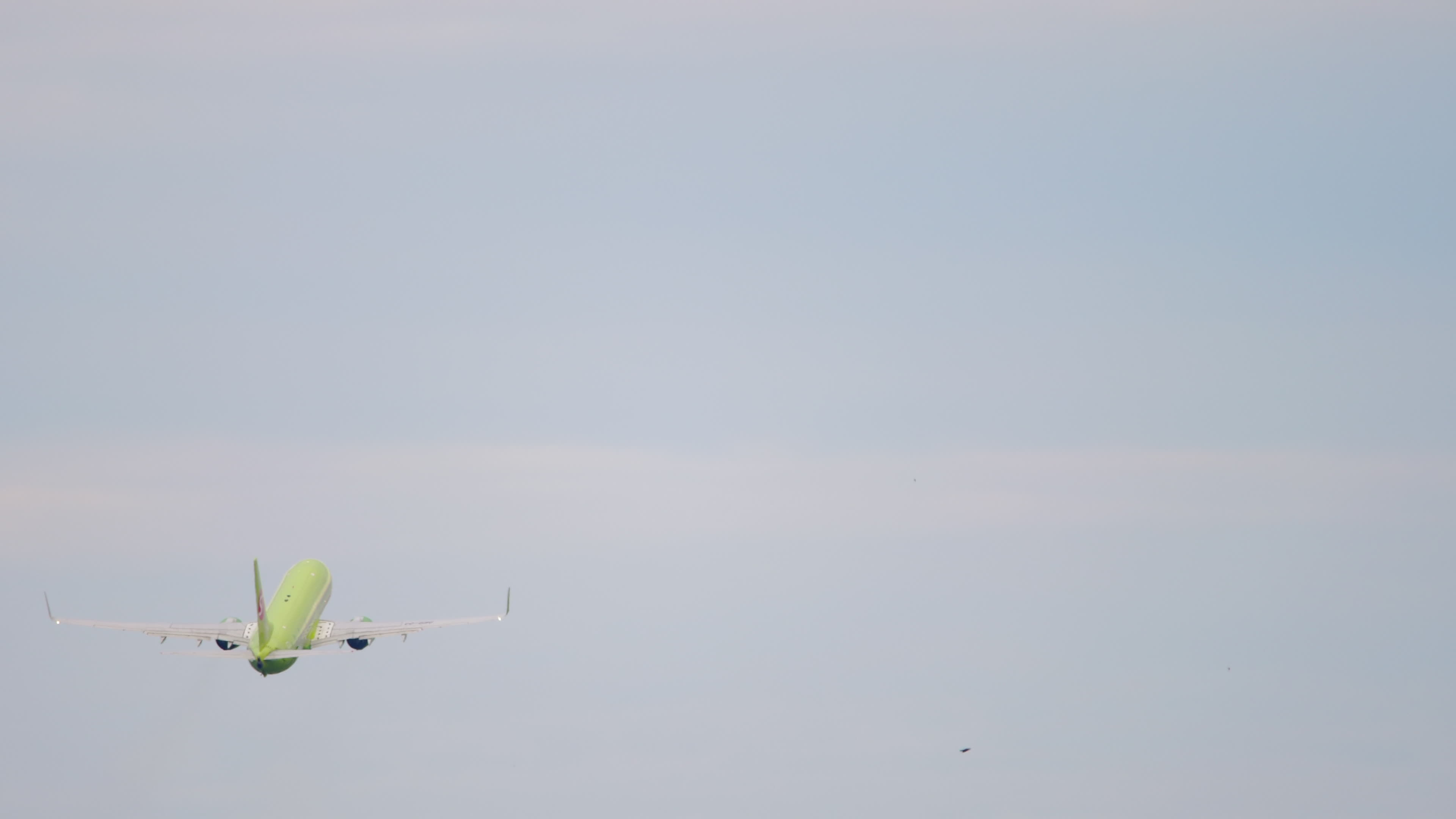 Jet airplane departs, rear view. Jet plane flies away 17110997 Stock ...