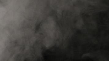 slow motion van witte rook, mist, nevel, damp op een zwarte achtergrond. video