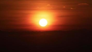 coucher de soleil sur une montagne dans la vidéo en accéléré du ciel orange 4k. video
