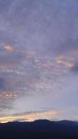 ciel crépusculaire et à l'aube avec un laps de temps vertical de cumulus dans une soirée. video