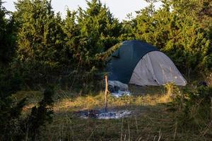 acampar con fogata foto