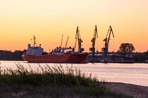 vistas de los alrededores de riga desde daugava foto