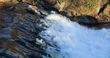 riklig vattenfall från de flod i långsam rörelse video