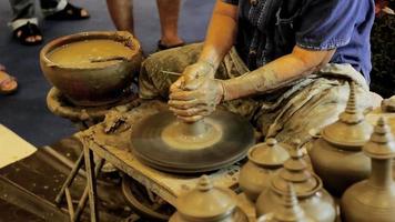 Prozess der Herstellung von Töpferwaren, thailändische Kunst video