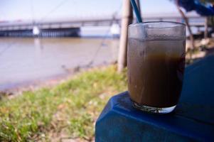 vasos llenos de hielo de chocolate en los puestos junto a la playa y cerca del puente suramadu foto