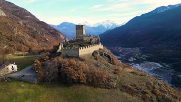 toma de seguimiento hacia adelante con drone del castillo de cly saint denis valle de aosta video