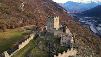 prise de vue arrière avec drone du château de cly saint nie val d'aoste video