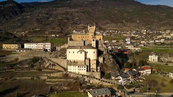 toma de seguimiento hacia adelante con dron del castillo de san pedro valle de aosta video