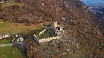 Panoramaaufnahme mit Drohne des Schlosses von Cly Saint bestreitet das Aostatal video