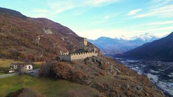 seitlicher blick auf die cly burg saint bestreitet das aostatal video