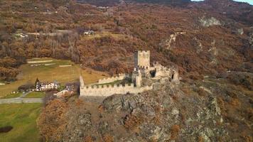 roll vue sur le chateau du cly saint denis val d'aoste video