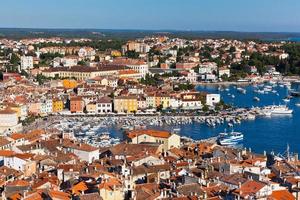 vista aérea desde el campanario de rovinj, croacia foto