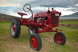 tractor retro en el campo de islandia foto
