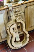 molde de madera para hacer guitarra flamenca española en taller de luthier. foto