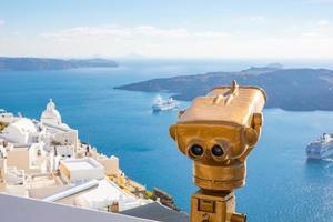 viajar escena turística en europa vacaciones caminando en la calle de la ciudad de santorini mirando a través de la máquina de monedas de los espectadores de la torre, binoculares para ver cruceros en el mar mediterráneo con arquitectura blanca foto