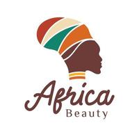 exótica hermosa silueta de mujer africana con sombrero frente a la posición, ilustración de mujer africana, se puede utilizar para el logotipo cosmético vector