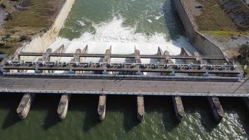 une vue aérienne sur le barrage de pasak jolasid, province de lopburi, thaïlande. suivre le mouvement des vannes qui déversent de l'eau dans les canaux ruraux en énormes quantités d'eau. video