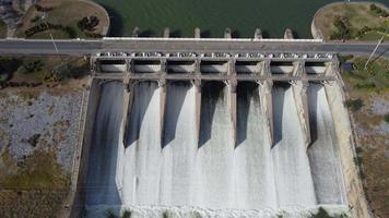 een antenne visie over- de pasak jolasid dam, lopburi provincie, Thailand. bijhouden de beweging van de sluisdeuren dat zijn vrijgeven water in landelijk grachten in enorm bedragen van water. video