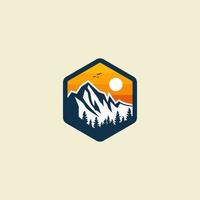 logotipo de paisaje de pino de puesta de sol de montaña vector