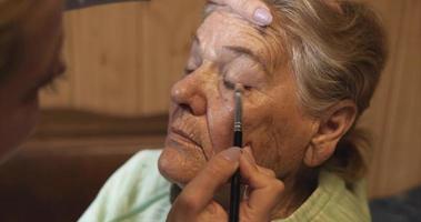 Age make-up for a woman of 84 years. Using a cosmetic brush video