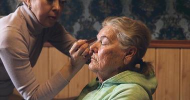 Alters-Make-up für eine Frau von 84 Jahren. Verwenden Sie einen speziellen Augen-Make-up-Pinsel video