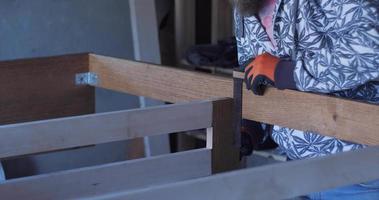 fabrication de meubles dans un atelier de menuiserie. mesures du lit. partie-3 video