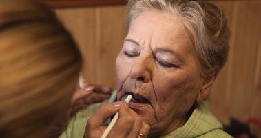 Alters-Make-up für eine Frau von 84 Jahren. mit Lippenstiftstift video
