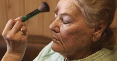 Age make-up for a woman of 84 years. Using a large cosmetic brush video