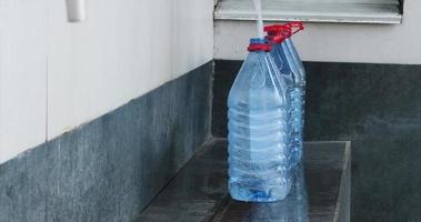 pulito acqua è raccolto nel un' scatola metallica a partire dal un metropolitana fonte video