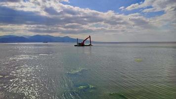 scavatrice raccolta marino rifiuti e rifiuto video