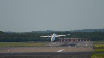 partida de avião turboélice do aeroporto de dusseldorf, alemanha video