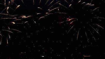 vakantieviering, vuurwerk in de lucht. felle lichten ter ere van het evenement. concept nieuwjaar en kerstmis. mooie heldere grote groet video