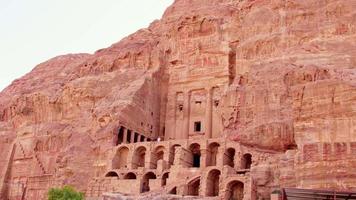 estructuras de tumbas reales en la antigua ciudad de petra, jordania. se conoce como los loculi. petra ha llevado a su designación como patrimonio mundial de la unesco video