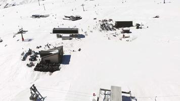 bakuriani ski toevlucht panorama in Georgië, Kaukasus bergen. beroemd reizen bestemming voor buitenshuis skiën video