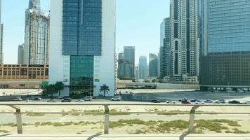 dubai, uae, 2022 - metro passagiere aus blickwinkel auf städtische glasgeschäftsgebäude bei sonnigem tageslicht. zur arbeit pendeln und reisen in den vereinigten arabischen emiraten erkunden video