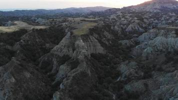 canyon de montanha de vista cinematográfica aérea. textura de pedra e padrão com pôr do sol sobre o parque nacional de horizon.vashlovani video