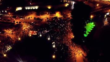 tbilissi, géorgie, 2022 - vue aérienne, les gens défilent dans les rues lors d'un grand événement de rallye eu-pro. des milliers de personnes lors d'une manifestation pacifique. rallye pro-europe dans la capitale géorgie video