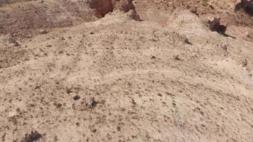 vista aerea dall'alto in basso cappadocia rocce rosse e valli di rose, goreme turchia video