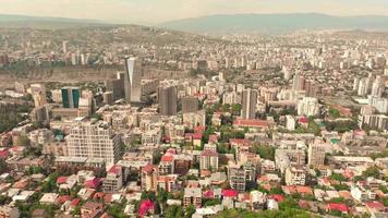 vista panorámica aérea estática de los edificios de la capital de georgia en el distrito de saburtalo. grandes ciudades en el cáucaso y el concepto inmobiliario video