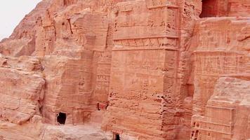famosas tumbas reales en la antigua ciudad de petra, jordania. se conoce como los loculi. petra ha llevado a su designación como patrimonio de la humanidad por la unesco. video
