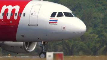 phuket, tailândia, 12 de novembro de 2019 - airasia airbus 320 freando após o pouso no aeroporto de phuket video