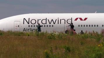 moscú, federación rusa - 29 de julio de 2021 - aviones de fuselaje ancho de nordwind airlines rodando en el aeropuerto de sheremetyevo, moscú svo. avión en el aeródromo. fotógrafo de localización. video