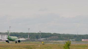 novosibirsk, fédération de russie 15 juillet 2022 - avion commercial des compagnies aériennes s7 décollant à l'aéroport de tolmachevo. départ de l'avion. concept de tourisme et de voyage