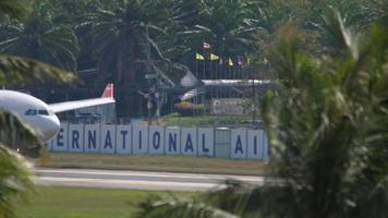 phuket, tailândia, 30 de novembro de 2019 - airbus a330 de táxis nordwind após o pouso no terminal do aeroporto de phuket hkt. chegada do avião à ilha de phuket. conceito de turismo e viagens video