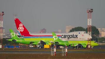 novosibirsk, Russisch federatie juni 10, 2020 - cargolux boeing 747 lading geparkeerd Aan de schort van tolmachevo luchthaven, novosibirsk. video
