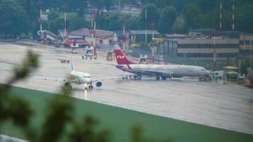 sochi, rusia 27 de julio de 2022 - airbus a320 de yamal rodando en el aeródromo después de aterrizar. concepto de turismo y viajes video