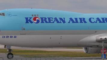 moscou, federação russa - 29 de julho de 2021 - transportadora de carga boeing 747 da korean air taxiando no aeroporto de sheremetyevo, moscou. jato jumbo na pista de táxi, vista lateral video
