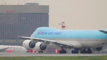 moscú, federación rusa 28 de julio de 2021 - aviones de fuselaje ancho boeing 747 korean air cargo rodando en el aeropuerto de sheremetyevo, moscú. jumbo jet en la calle de rodaje video