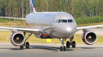 Moscou, Federação Russa, 29 de julho de 2021 - Airbus comercial de passageiros A320 da Aeroflot, VQ BSL táxis para o terminal após o pouso no aeroporto Sheremetyevo SVO. video