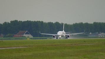 amsterdam, il Olanda luglio 24, 2017 - passeggeri airbus a320 di finna velocità su prima decollare a amsterdam aeroporto. turismo e viaggio concetto video